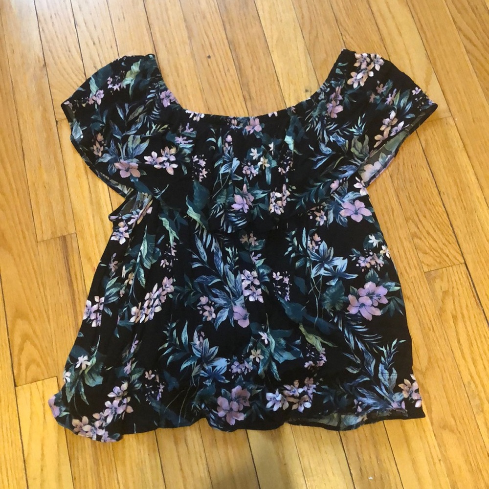 Off the shoulder flowey shirt